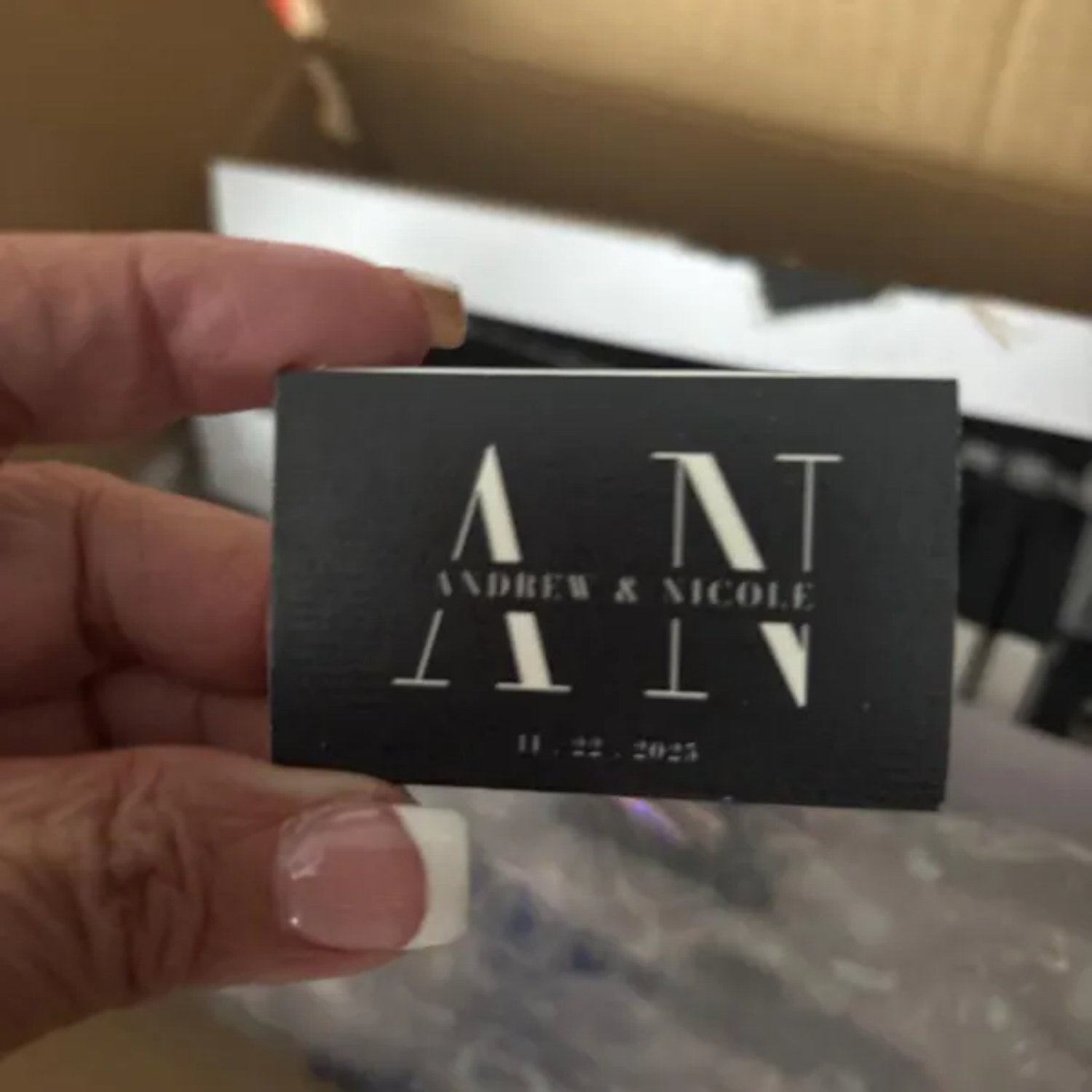 Wedding Supply Wholesale - 卸売金箔押しパーソナライズウェディングマッチボックス 完璧なマッチ箱 カスタムロゴ 婚約披露宴 大量供給
